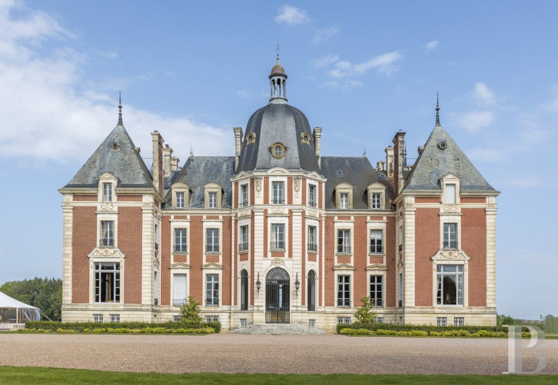 Dans la Nièvre, entre Sancerre et Clamecy, un vaste château familial sur son territoire de 250 hectares - photo  n°1